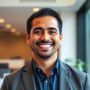Carlos Ramírez, Gerente de Operaciones en Innovatech